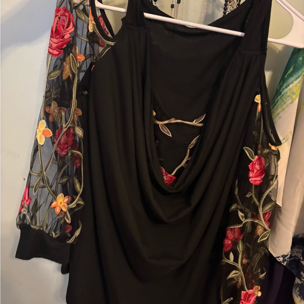 3/25$ ♥️ SHEIN Black Top with Floral Embroidery